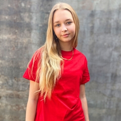 Gildan - T-shirt i L - Rød kirsebær