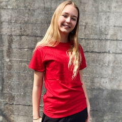 Gildan - T-shirt i L - Rød kirsebær